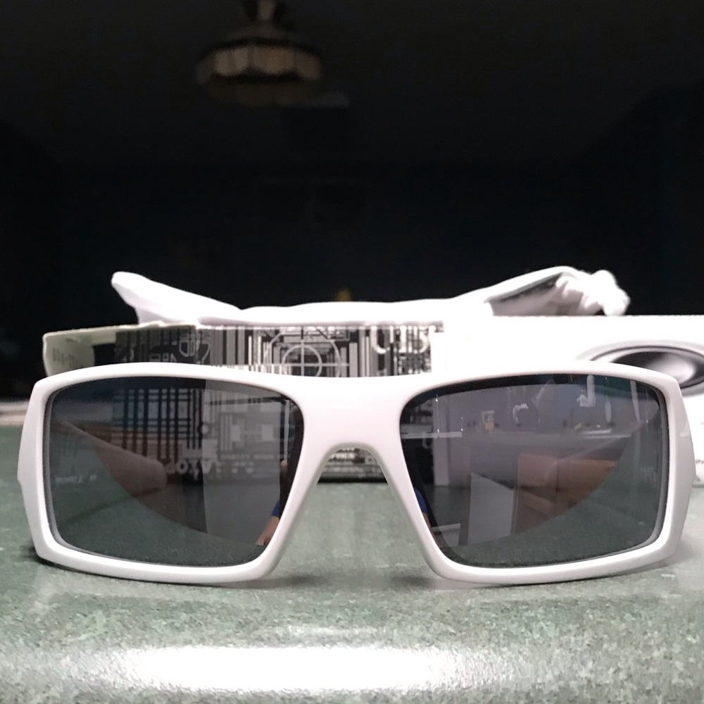 OAKLEY GASCAN Sunglasses-Polished White w/ box😎